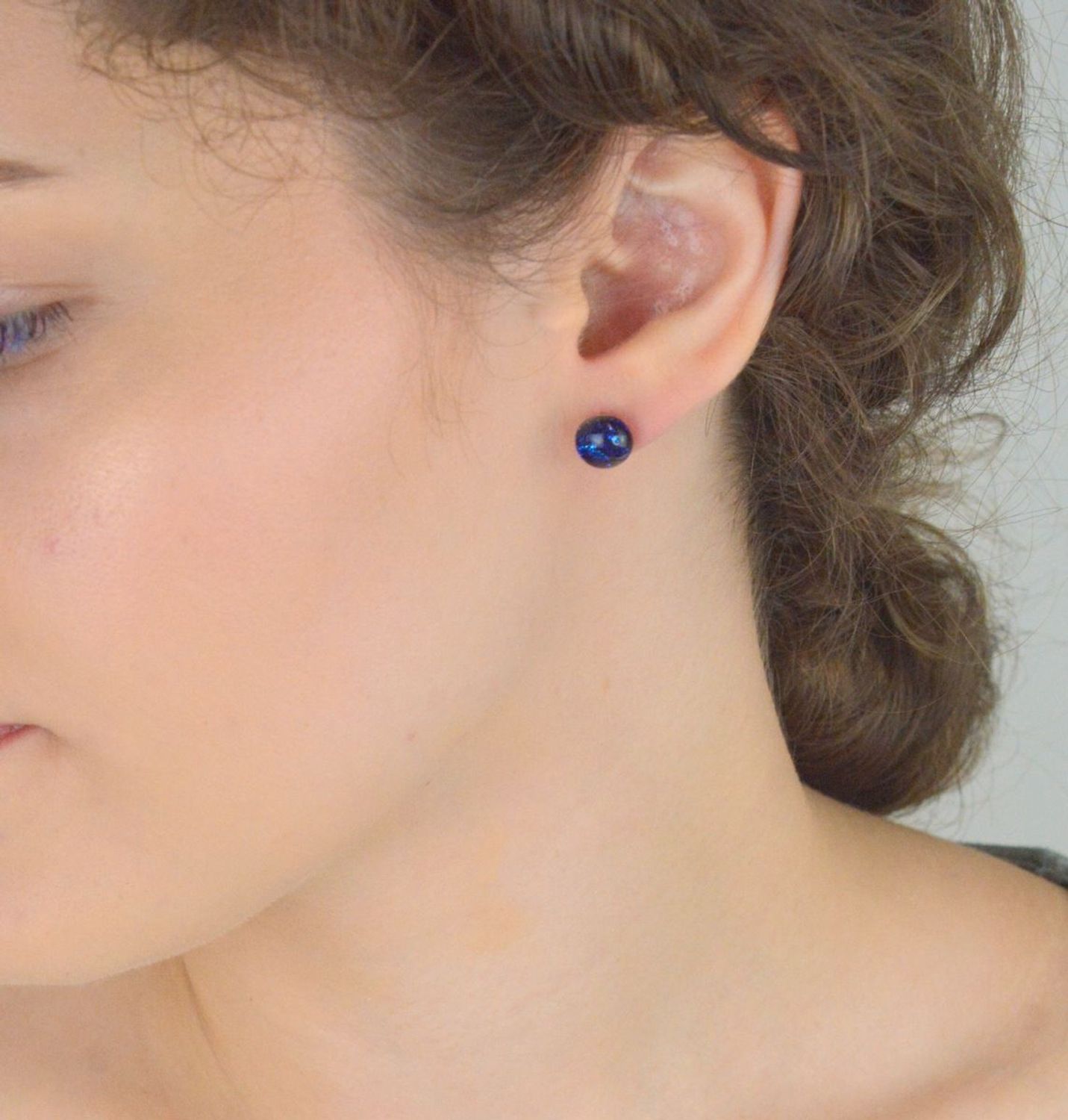 Kolczyki damskie srebrne 925 – Murano 56. Ręcznie wykonane szkło weneckie w odcieniach niebieskiego i granatu, średnica 9 mm, waga 2,00 g. Stylowa, artystyczna biżuteria na każdą okazję.1.jpg